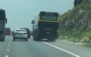 Xe khách chạy vào làn khẩn cấp trên đường cao tốc rồi tạt đầu xe khác để ra ngoài