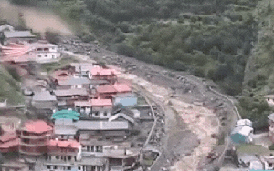 Khoảnh khắc “bức tường nước” đổ ập quét sạch một thị trấn, cuốn trôi nhà cửa, hàng trăm người mất tích trong chốc lát