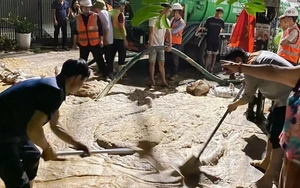 Bùn lỏng lại phun trào trên phố tại dự án metro Hà Nội