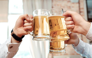 Uống bia xong, nếu thấy dấu hiệu này cần đi khám ngay