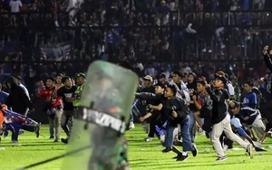 CĐV không ngừng quậy phá khiến FIFA tiếp tục trừng phạt bóng đá Indonesia