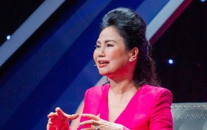 Nữ ca sĩ cầm tiền bật khóc: "Sao tôi giống ăn xin quá vậy?"