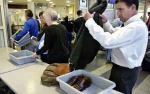 Vì sao qua cửa an ninh sân bay phải cởi giày, thắt lưng và đồng hồ?