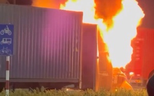 CLIP: Lửa cháy dữ dội, tài xế xe container ở TP HCM hô hoán người dân ứng cứu