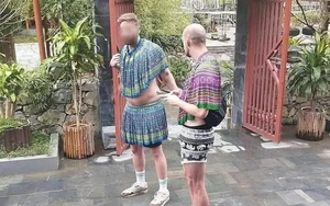 Chấn chỉnh khách Tây mặc váy H'Mông nhảy múa lố lăng