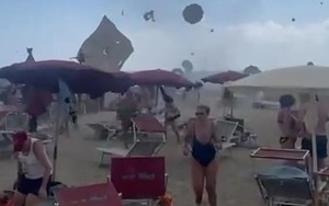 Lốc xoáy bất ngờ ập vào bãi biển, khách du lịch hoảng loạn tháo chạy