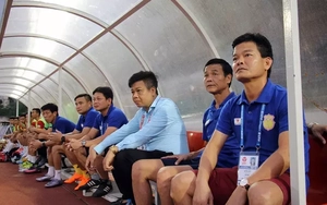 Đội hạng Nhất Long An được “giải cứu”, HLV Nguyễn Văn Sỹ sẽ tái xuất