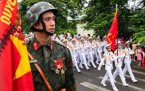 Những bước chân cùng tiếng hô vang đầy hào hùng chuẩn bị cho nhiệm vụ A80: Người dân đứng kín thao trường, cổ vũ không ngớt