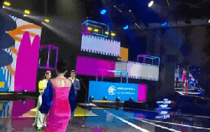 Sân khấu lố lăng nhất lịch sử: Nữ diễn viên bị chồng cắm "11 cái sừng" trao giải cho "tiểu tam" trên sóng trực tiếp