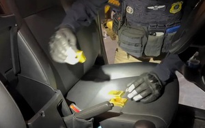 Chặn ngẫu nhiên một chiếc ô tô, cảnh sát bất ngờ phát hiện 103 kg vàng, vị trí giấu khó ai ngờ tới