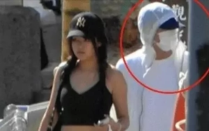 Mỹ nữ đáng tuổi con vây quanh Châu Tinh Trì