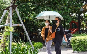 Miền Bắc nắng nóng gay gắt, đề phòng dông nhiệt chiều tối