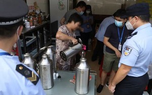 Kiểm tra đột xuất cửa hàng bán trà, phát hiện túi bột trắng khả nghi, lập tức bắt giam chủ tiệm