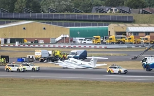 Máy bay hạ cánh như đi vào lòng đất, 3 người may mắn thoát nạn