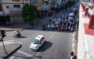 Thói quen chờ đèn đỏ tưởng vô hại, ai ngờ phạm luật, lỗi này nhiều người mắc phải, đặc biệt là xe máy