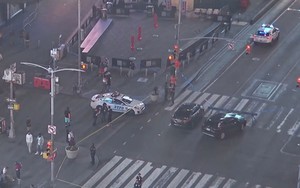 Xả súng kinh hoàng giữa Quảng trường Thời Đại ở New York, người dân hoảng loạn bỏ chạy thoát thân