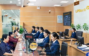 Cụ bà 72 tuổi một mình đi rút 1 tỷ đồng tiền tiết kiệm để chuyển khoản: Nhân viên LPBank vừa báo hệ thống lỗi 30 phút, công an có mặt để làm việc