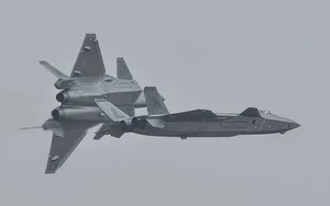 Tiêm kích tàng hình J-20 ‘Mighty Dragon’ lần đầu trình diện trước công chúng