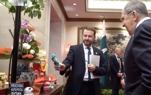 Khám phá dinh thự nơi Trung Quốc tiếp đón Tổng thống Nga Putin: Ngoại trưởng Lavrov hỏi 'Labubu đâu rồi?'