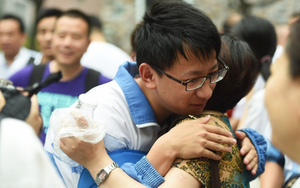 Nam sinh đỗ ĐH danh tiếng, bố mạnh tay chi 50 triệu đồng mở tiệc ăn mừng nhưng khách vừa đến đã khuyên: "Không thi lại là hỏng tương lai"