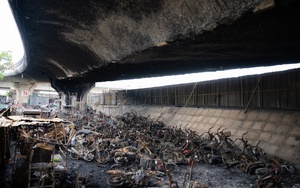 Cận cảnh cầu Vĩnh Tuy sau vụ cháy kinh hoàng 500 xe máy: Xác xe nằm la liệt, bê tông bong tróc lộ thép