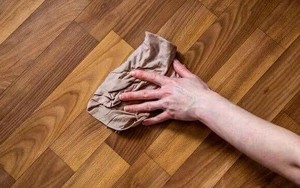 Sàn gỗ sạch bong kin kít chỉ sau vài phút nếu bạn biết dùng thứ này để lau