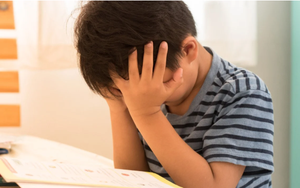 Cậu bé 11 tuổi nhập viện vì co giật sau khi hoàn thành bài tập hè trong một ngày - Chuyên gia cảnh báo có thể nguy hiểm tính mạng!