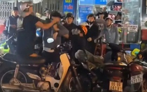 10 thanh niên đánh một thanh niên do mâu thuẫn "giật cô hồn"