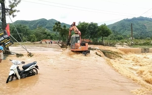 Mưa lớn gây lũ quét ở Tuyên Quang, 4 thôn mất điện hoàn toàn do cột điện đổ gãy