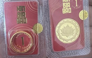 Bức ảnh chụp 2 chỉ vàng gây tranh cãi dữ dội