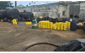 Theo dõi xe tải liên tục ra vào bãi đỗ xe, công an triệt phá đường dây sản xuất dầu ăn giả, tịch thu nhiều can dầu 20 lít và tiền mặt phi pháp