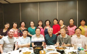 Họp lớp được hỏi lương, tôi định nói 200 triệu đồng/tháng thì vợ trả lời thay: “Chục triệu đủ ăn”, về nhà bị loại khỏi nhóm chat nhưng hài lòng