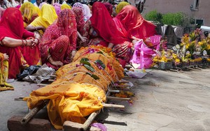 Đang tổ chức đám tang, gia đình bỗng bàng hoàng vì "thi thể" có 2 dấu hiệu