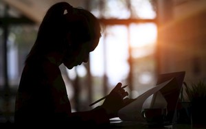 Ngành bóc phốt sếp trị giá 18 tỷ USD nhìn từ chuyện công ty của Warren Buffett nhận 4.000 đơn tố cáo