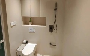 Khuyên bạn ĐỪNG lãng phí khoảng trống phía trên bồn cầu: 4 thiết kế này sẽ nhân đôi tính tiện dụng