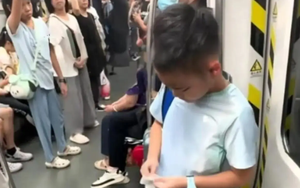 Đứa trẻ này làm gì trên tàu mà khiến tờ báo quyền lực nhất cả nước phải đăng bài khen?