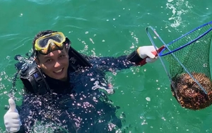 Thu gom 130kg rác dưới đáy biển Cù Lao Chàm