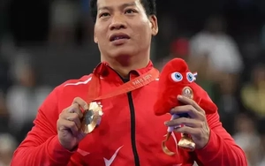 Lực sĩ thể thao người khuyết tật Lê Văn Công được Đại sứ quán Pháp tặng huy chương thanh niên