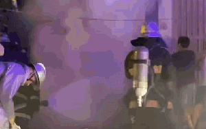 Ba mẹ con được giải cứu trong căn nhà cháy dữ dội