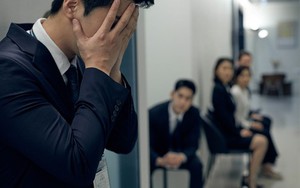 Sau khi nộp 1.500 CV mà không nhận được lời mời nào, một cựu phó chủ tịch 44 tuổi đau khổ cho biết: "Tôi sẵn sàng làm công nhân vệ sinh"