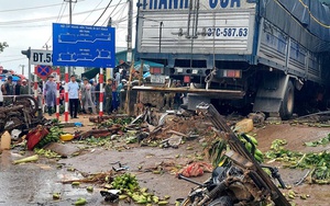 CLIP: Kinh hoàng khoảnh khắc xe tải lao vào khu vực nhiều người đang bán nông sản ở chợ