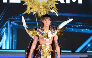 Đoàn Công Vinh trình diễn trang phục dân tộc lấy cảm hứng từ sử thi Đăm Săn tại Mr International 2025