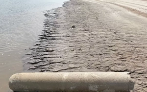 Phát hiện vật thể lạ lớn bất thường nằm ven bờ sông Đà