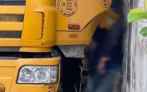 Tài xế bị xe tải mình vừa điều khiển ép tử vong