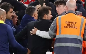 HLV Diego Simeone bị đuổi vì cố đấm CĐV Liverpool