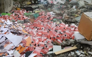 Mỹ phẩm không rõ nguồn gốc vứt ngổn ngang tại bãi rác tự phát ở Hà Nội