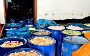 Tận thấy cơ sở sản xuất lạp xưởng từ nguyên liệu thối rữa khiến ai cũng rùng mình