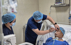 Thứ trưởng Bộ Y tế cứu người đàn ông gặp tai nạn trên cầu Nhật Tân