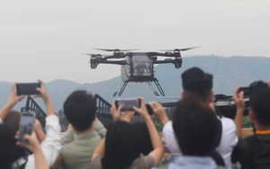 Xe điện bay của Trung Quốc gặp sự cố không ngờ: 2 phương tiện đâm nhau trên không, bốc cháy dữ dội, công nghệ có thực sự đỉnh cao?