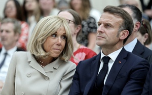 Tổng thống Pháp nộp bằng chứng vợ không phải đàn ông